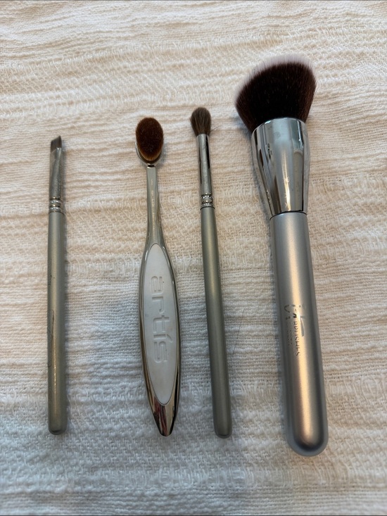 it cosmetics Other - Silver Makeup Brush Set, Set of 4, Mixed Use & Brands, VGUC